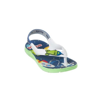 Na imagem, lindo chinelo de dedo infantil masculino nas cores branco, azul e verde. 