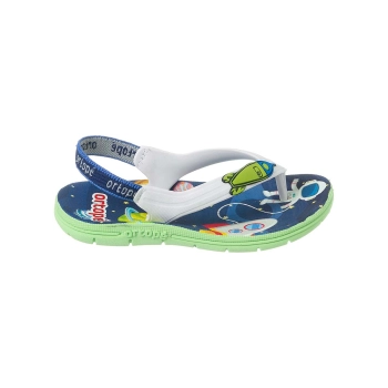 Na imagem, lindo chinelo de dedo infantil masculino nas cores branco, azul e verde. 