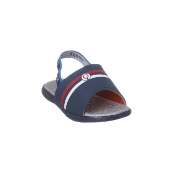 Na imagem temos uma linda sandália infantil masculina Ortopé nas cores azul marinho, branco e vermelho. Elástico aplicado no calcanhar para evitar que o pezinho saia do calçado durante o uso..